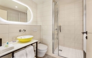 In-room Bathroom 6 Hyatt Place Paris Charles de Gaulle Airport