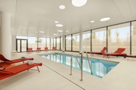 Swimming Pool Hyatt Place Paris Charles de Gaulle Airport