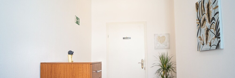 Lobi Shared Modern Apartment Schönbrunn - Budget Chic Room