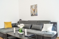 Ruang Umum Shared Modern Apartment Schönbrunn - Budget Chic Room