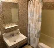 In-room Bathroom 6 Vivian Motor Hotel