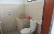 Toilet Kamar 5 Homestay Alam Baru