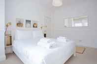 Bedroom Stylish & Modern 3 Bed Flat in NW London With Garden