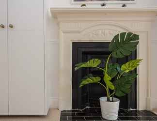 Lobby 2 Stylish & Modern 3 Bed Flat in NW London With Garden