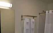 Toilet Kamar 6 Menominee River Extended Stay Hotel