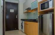 ห้องนอน 6 Pleasant and Simply Studio Room Menteng Park Apartment