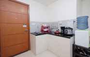 Kamar Tidur 6 Homey 1BR Apartment with City View Green Bay Condominium