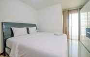 ห้องนอน 3 Cozy and Minimalist 2BR Green Bay Condominium Apartment