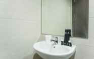 Toilet Kamar 2 Graceful 1BR Ciputra International Apartment