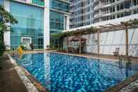 Kolam Renang Fabulous Studio Ambassade Apartment