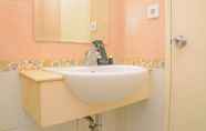 Toilet Kamar 2 Minimalist and Cozy 2BR Apartment at The Boulevard