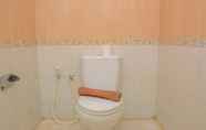 Toilet Kamar 7 Minimalist and Cozy 2BR Apartment at The Boulevard