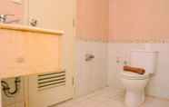 Toilet Kamar 6 Minimalist and Cozy 2BR Apartment at The Boulevard