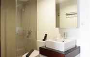 Toilet Kamar 7 Modern & Deluxe Studio Apartment at Tamansari Tera Residence