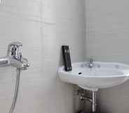 In-room Bathroom 6 Simply Homey Studio at Gateway Pasteur Apartment near Exit Toll