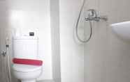 Toilet Kamar 5 Simply Homey Studio at Gateway Pasteur Apartment near Exit Toll