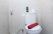 Toilet Kamar 6 Warm Studio Apartment at Ayodhya Residences