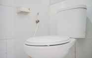 Toilet Kamar 2 Minimalist and Comfy Studio Apartment Aeropolis Residence