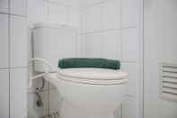 Toilet Kamar Cozy Studio Apartment at Emerald Bintaro near British School