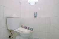 Toilet Kamar Minimalist 2BR Apartment near Shopping Center @ Kalibata City