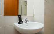 Toilet Kamar 4 New Furnished and Comfortable Studio Woodland Park Apartment