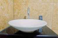 Toilet Kamar Lavish 2BR Apartment at Grand Sungkono Lagoon