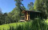 Exterior 2 Cosy Woodland off Grid Shepherds Hut - Hazel