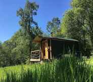 Exterior 2 Cosy Woodland off Grid Shepherds Hut - Hazel