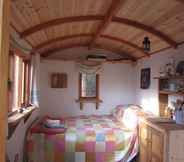 ห้องนอน 3 Cosy Woodland off Grid Shepherds Hut - Hazel