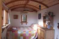 Phòng ngủ Cosy Woodland off Grid Shepherds Hut - Hazel