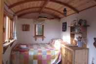 Kamar Tidur Cosy Woodland off Grid Shepherds Hut - Hazel