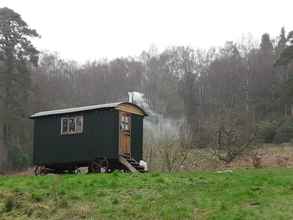 Luar Bangunan 4 Cosy Woodland off Grid Shepherds Hut - Rowan