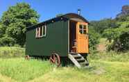 Exterior 2 Cosy Woodland off Grid Shepherds Hut - Rowan