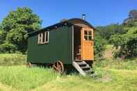 Exterior Cosy Woodland off Grid Shepherds Hut - Rowan