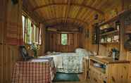 Phòng ngủ 5 Cosy Woodland off Grid Shepherds Hut - Rowan