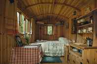 Phòng ngủ Cosy Woodland off Grid Shepherds Hut - Rowan