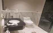 In-room Bathroom 7 Grand Silverton Hotel