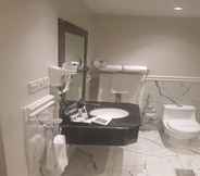In-room Bathroom 3 Grand Silverton Hotel