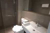 In-room Bathroom Dhanakarn5 Hotel