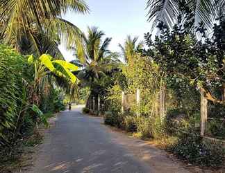 Bên ngoài 2 Peaceful Homestay in the Middle of Fruit Garden - Room With Public Restroom