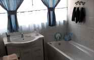 Toilet Kamar 4 Casa Villa Guest House Carletonville - Suite 3
