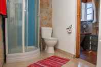 Toilet Kamar Suite Room in Rural Tourism