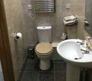 In-room Bathroom 7 Lovely 1-bed Cottage in Nuneaton