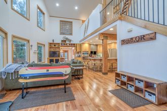 Lobi 4 Cascade Chalet