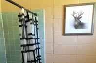 Phòng tắm bên trong Rolling Hills Motel