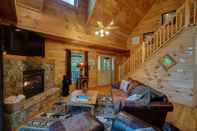 Common Space Tree Top Getaway Log House with Views | NFL Sunday Ticket Included