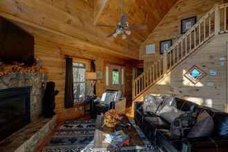 Lobby 4 Tree Top Getaway Log House with Views | NFL Sunday Ticket Included