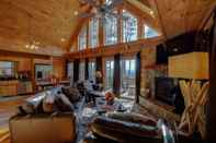 Lobby Tree Top Getaway Log House with Views | NFL Sunday Ticket Included