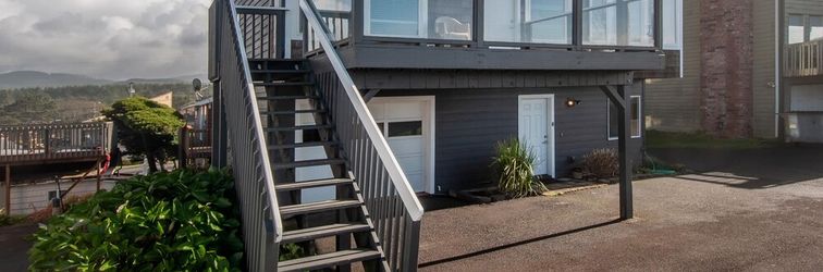 外部的 Above The Beach