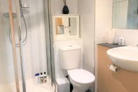 In-room Bathroom Toronto Apartment in Seaside Town With Parking